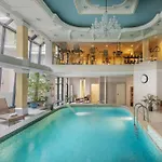 Hotel Queen's Court &