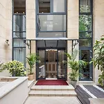 Queen's Court & 5*