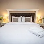 Hotel Queen's Court Hotel&residence