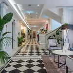 Hotel Queen's Court Hotel&residence 5*