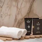 Queen's Court Hotel&residence Hotel