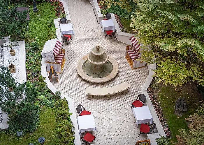Queen's Court & Ξενοδοχείο 5*