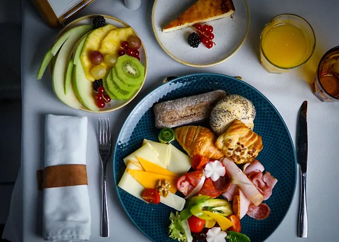 Ξενοδοχείο Queen's Court & 5*