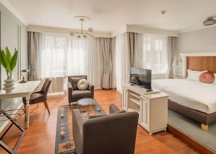 Queen's Court & 5*