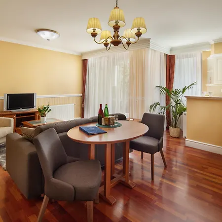 Hotel Queen's Court & Budapest