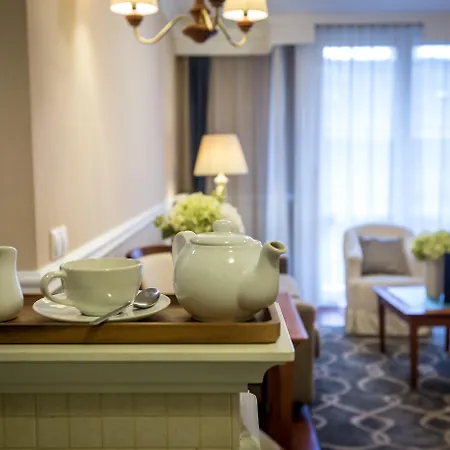 Hotel Queen's Court & Budapest