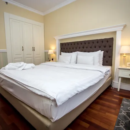 Hotel Queen's Court & Budapest