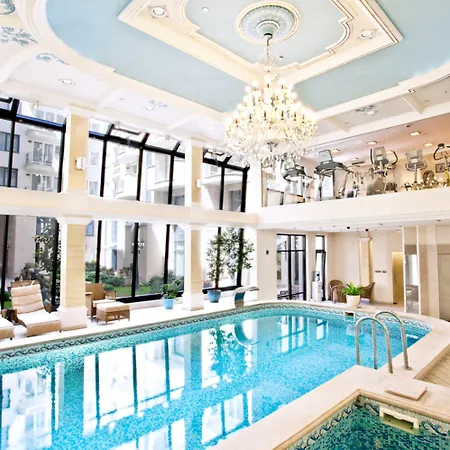Queen's Court & Hotel