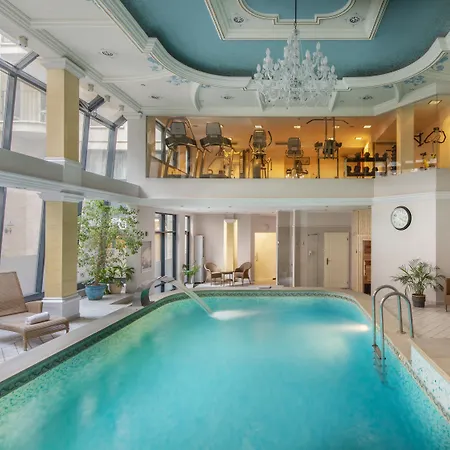 Hotel Queen's Court &