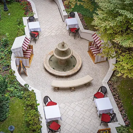 Queen's Court & Hotel 5*