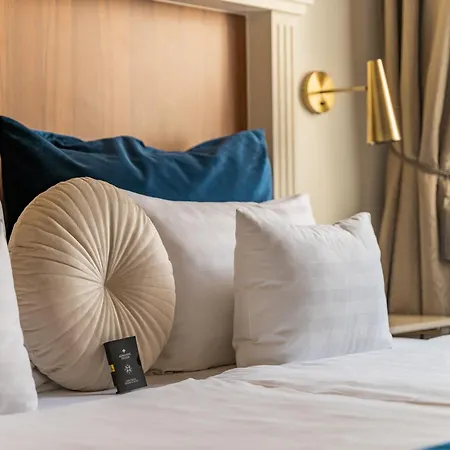 Hotel Queen's Court & 5*