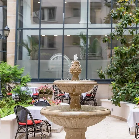 Hotel Queen's Court & Budapest