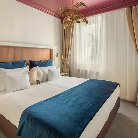 Queen's Court & 5* Budapest