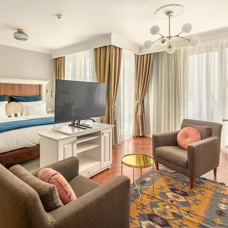 Hotel Queen's Court &