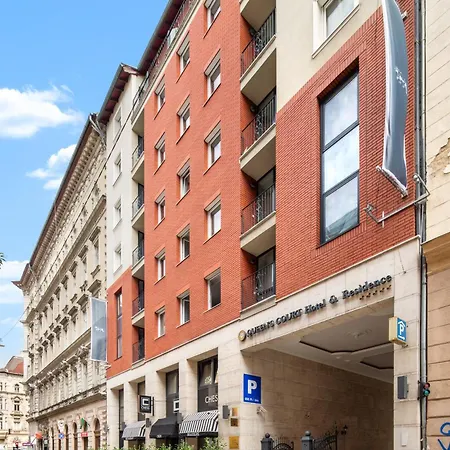 Queen's Court & Hotel