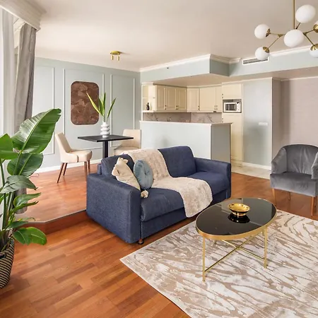 Hotel Queen's Court & 5*