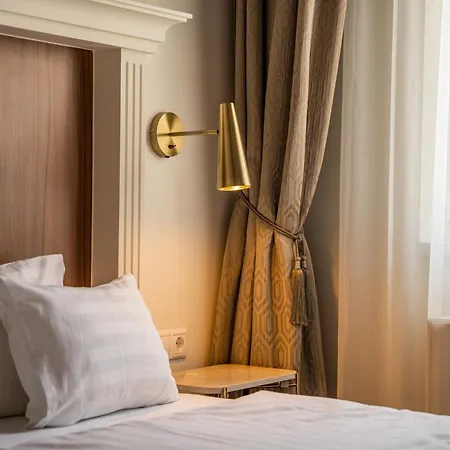 Szálloda Queen's Court & 5*