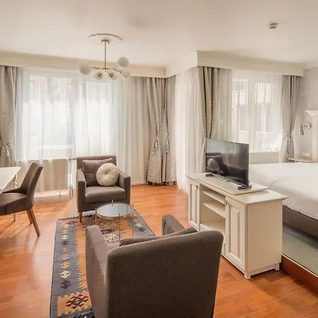 Hotel Queen's Court & Budapest