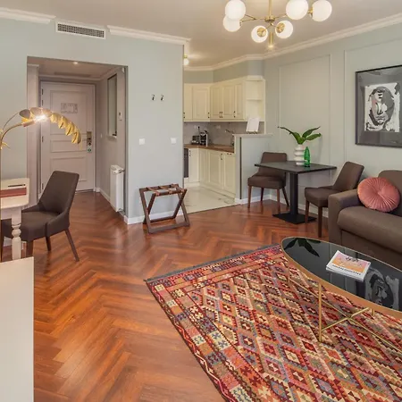 Queen's Court & Hotel Budapest