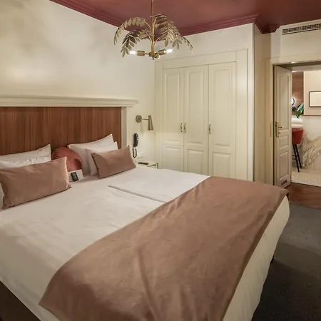 Hotel Queen's Court & Budapest