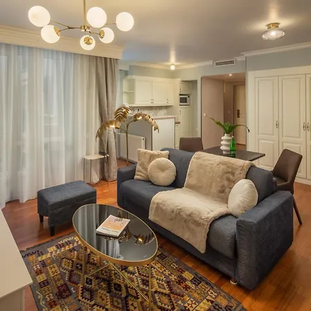 Queen's Court & Hotel Budapest