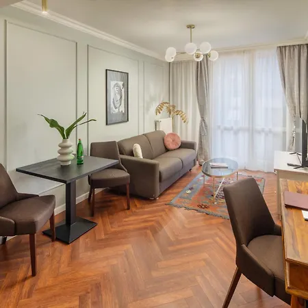 Hotel Queen's Court & Budapest