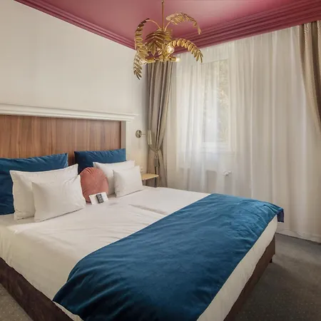 Queen's Court & Hotel 5*