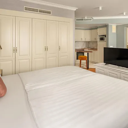 Queen's Court & Hotel 5*