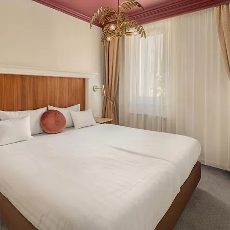 Queen's Court & Hotel Budapest