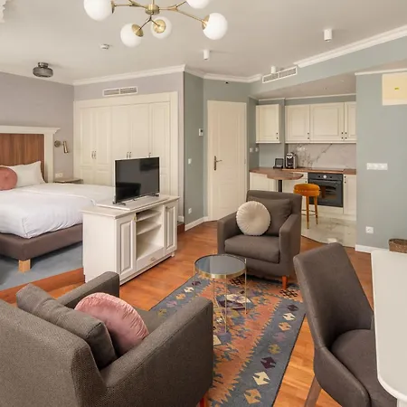 Queen's Court & Hotel