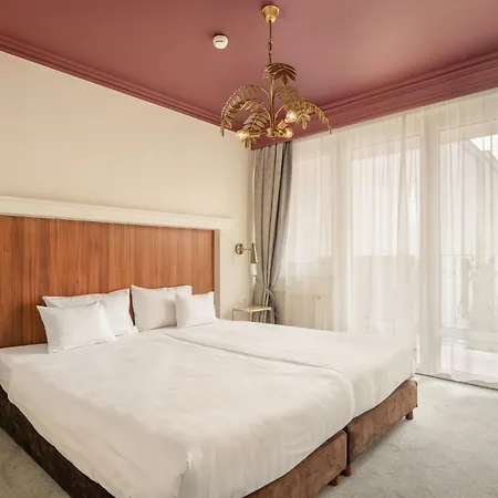 Queen's Court & Hotel 5*