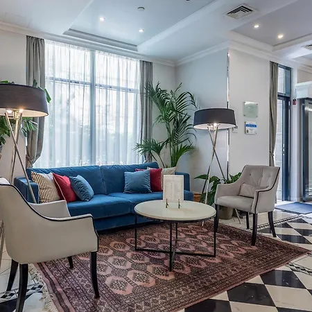 Queen's Court Hotel&residence