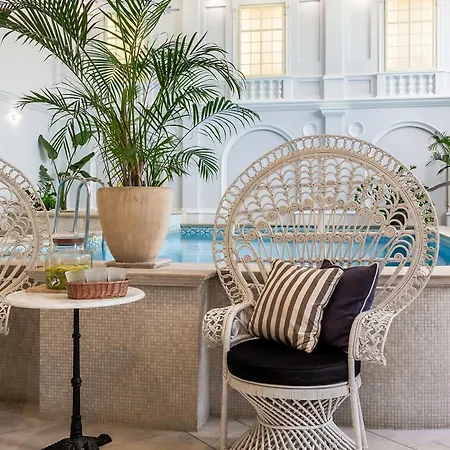 Queen's Court & Hotel 5*