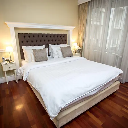 Queen's Court Hotel&residence