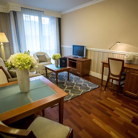 Queen's Court Hotel&residence