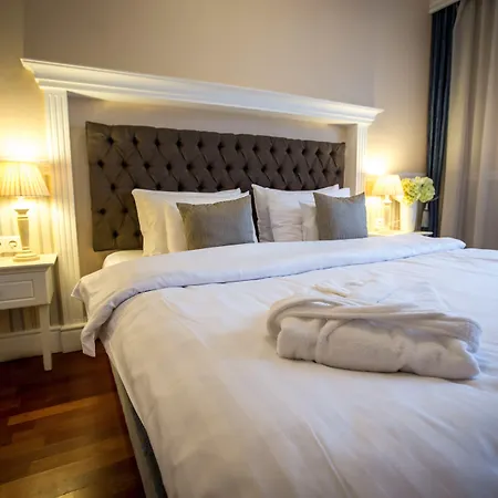 Queen's Court Hotel&residence 5*
