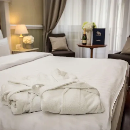 Queen's Court Hotel&residence