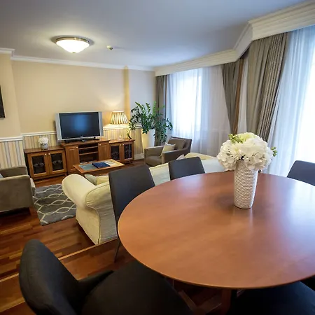 Queen's Court Hotel&residence