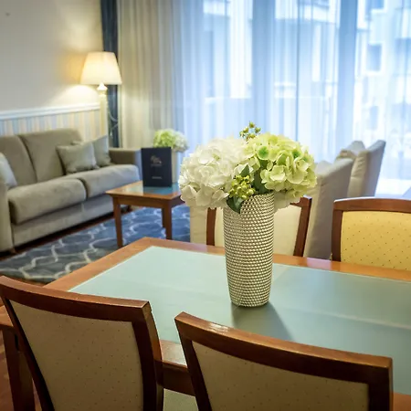 Hotel Queen's Court Hotel&residence 5*