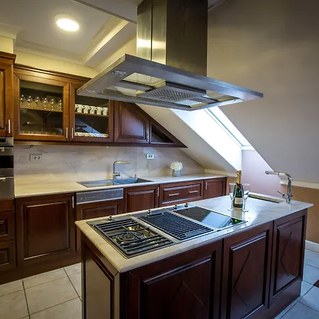 Hotel Queen's Court Hotel&residence 5*