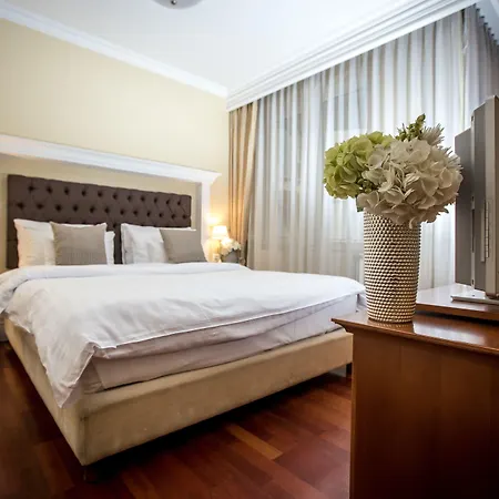 Hotel Queen's Court Hotel&residence