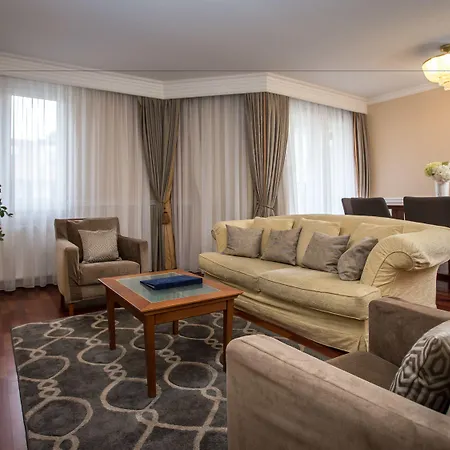 Hotel Queen's Court Hotel&residence 5*