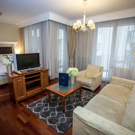 Queen's Court Hotel&residence 5*