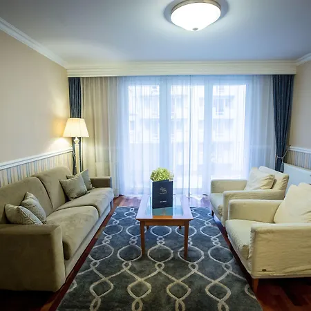 Queen's Court Hotel&residence