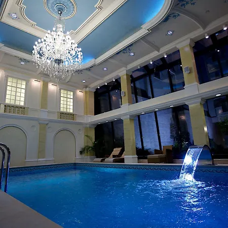 Queen's Court & Szálloda 5*