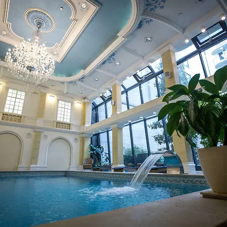 Hotel Queen's Court Hotel&residence