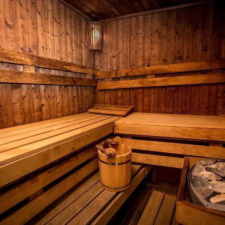 Queen's Court Hotel&residence 5*