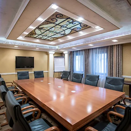 Queen's Court Hotel&residence Hotel