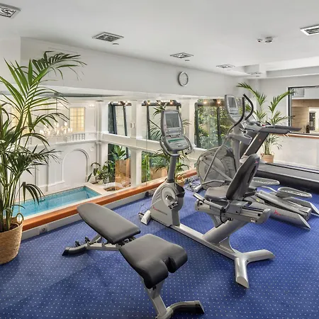 Hotel Queen's Court Hotel&residence