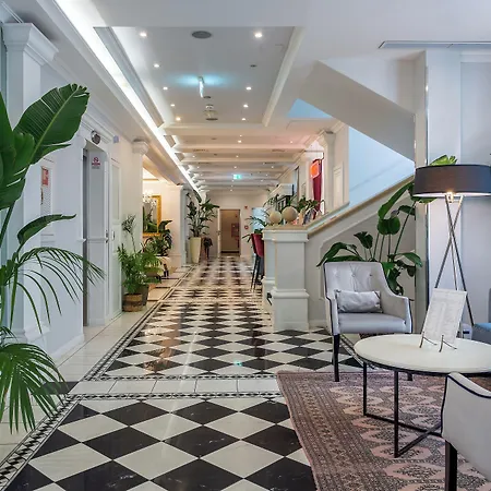 Hotel Queen's Court Hotel&residence 5*